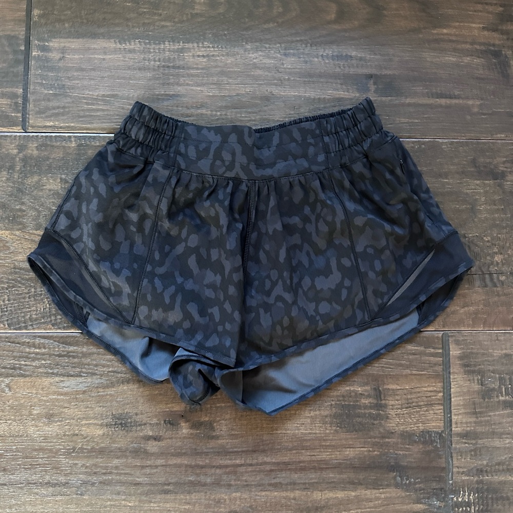 leopard lululemon hotty hot shorts (2.5”)